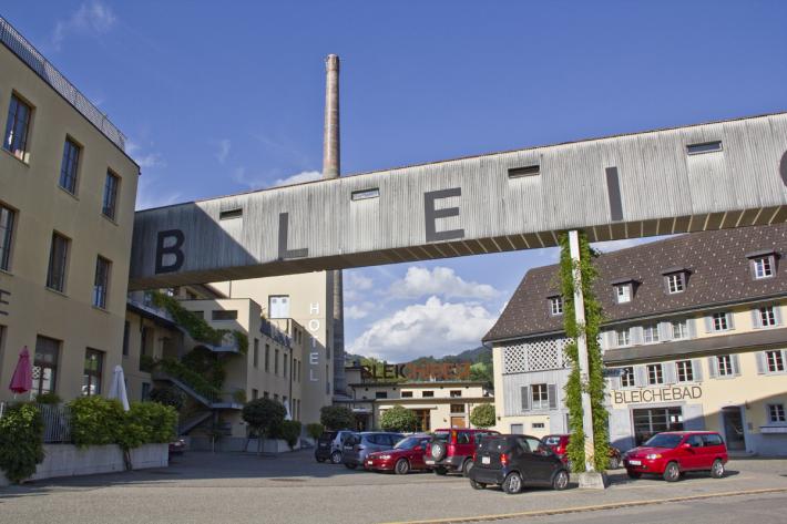 Unser Büro befindet sich unmittelbar vor dem Hoteleingang auf der linken Seite.